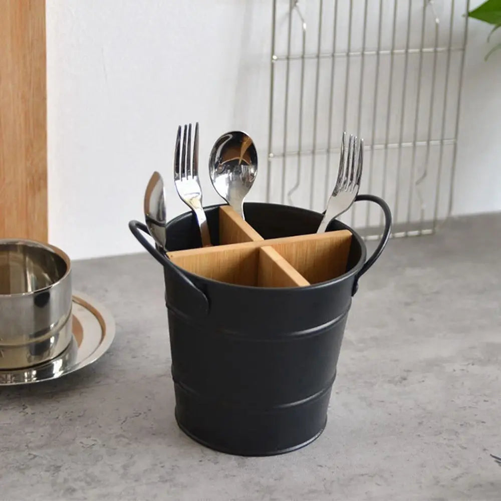 pot couverts moderne blanc noir poignées métalliques cuillères fourchettes spatules bambou