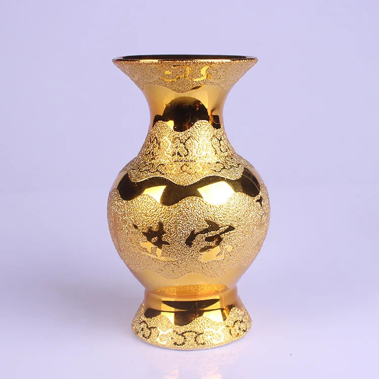 Vase décoratif de style asiatique avec des motifs dorés sur un fond violet clair.