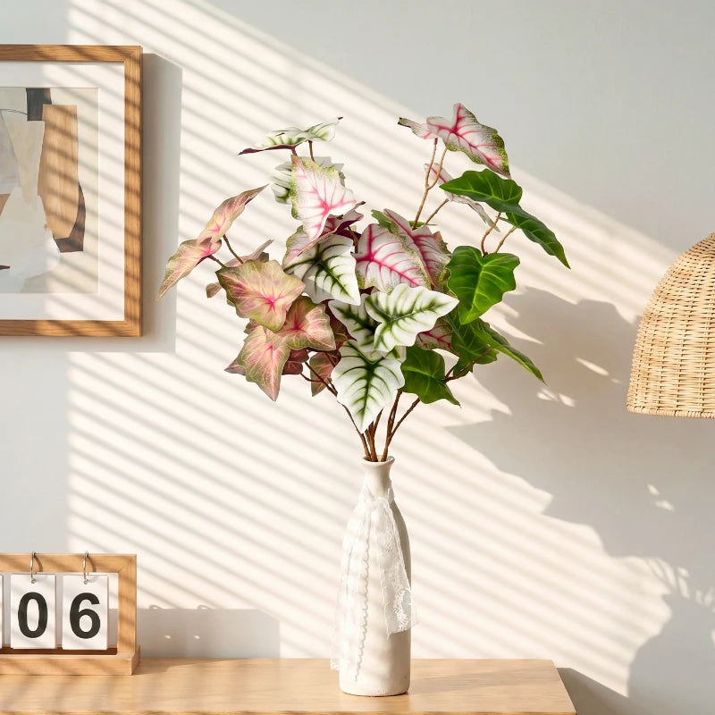 décoration intérieure plante artificielle feuilles larges verte blanche rose moderne minimalisteintérieur salon