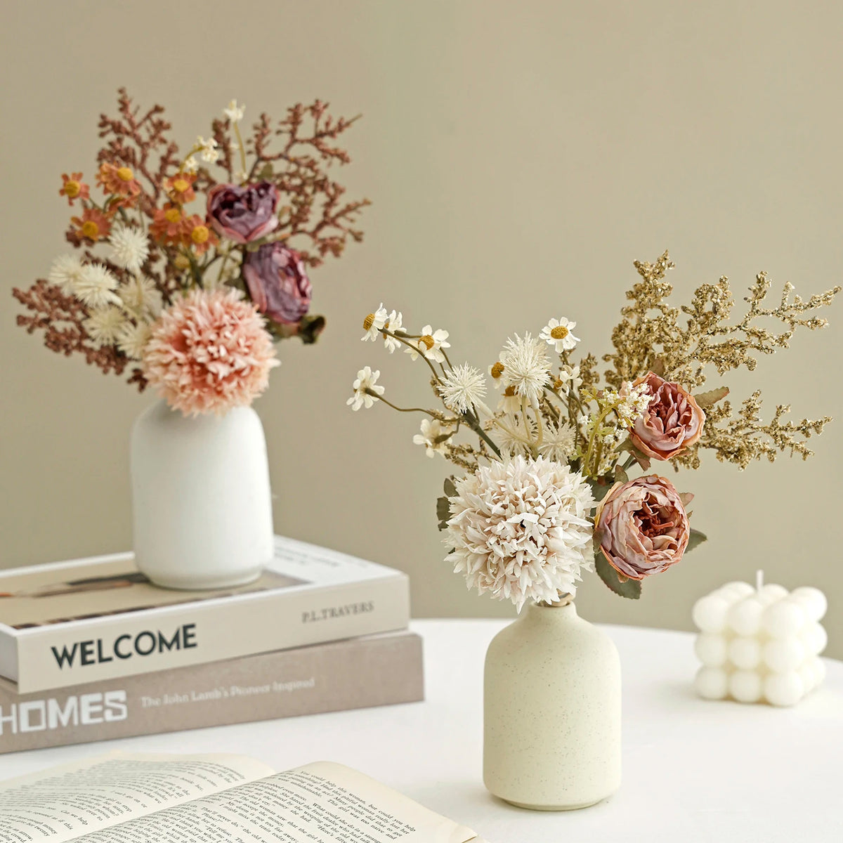 bouquet fleurs séchées rose blanc beige marron fleurs variées feuilles vertes classique naturel vase