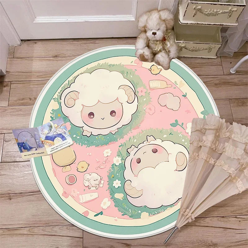 Le tapis rond représente deux mignons moutons blancs entourés de fleurs et de décors dans des tons pastel, créant une atmosphère douce et chaleureuse pour la décoration d'une chambre d'enfant.
