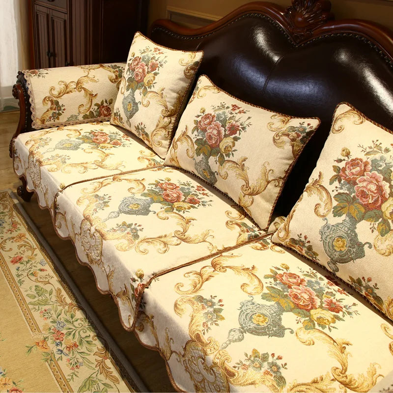 Un canapé élégant et orné de motifs floraux luxuriants se trouve dans une pièce traditionnelle, créant une atmosphère chaleureuse et raffinée.