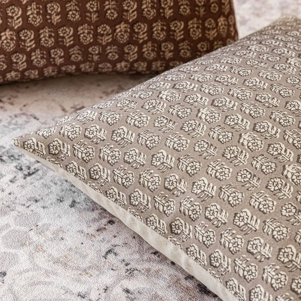 housse coussin décorative imprimé floral beige moderne canapé salon maison intérieur