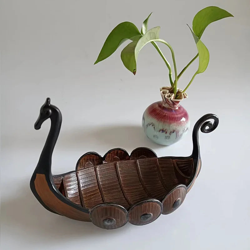 décoration maison navire artisanal marron noir lignes horizontales cercles opaques vintage erotique
