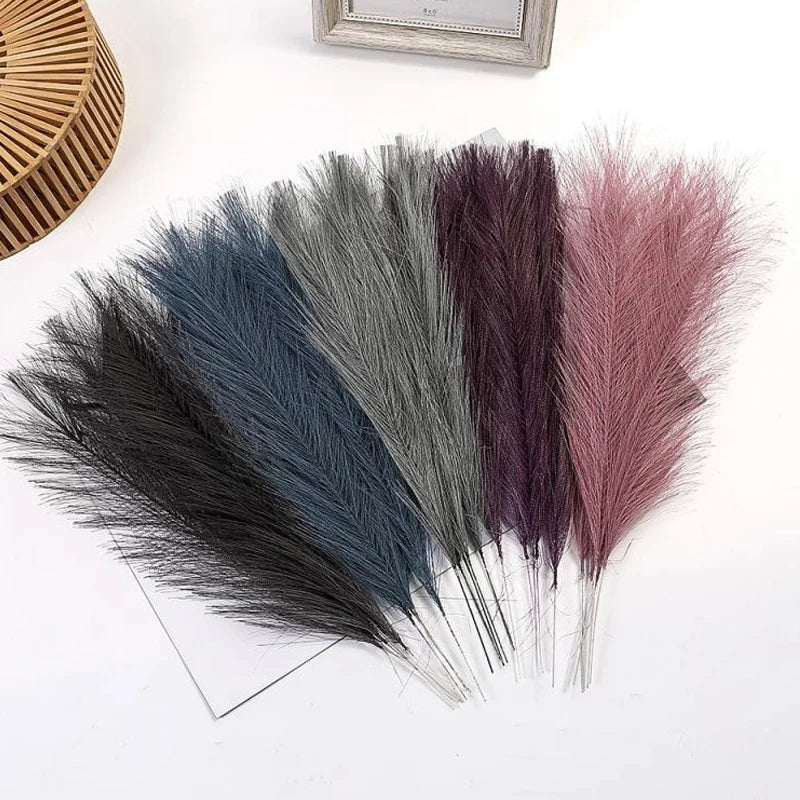 décoration intérieure plumes artificielles noir gris rose naturel texture feutrée mur vase chambre