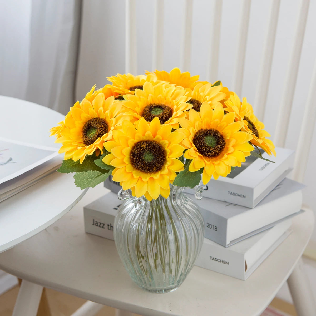 décoration intérieure moderne bouquet tournesol soie jaune feuilles vertes vase transparentextérieur mariage anniversaire