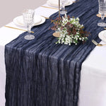 chemin table vert olive rayures horizontales classique assiettes blanches fourchettes dorées gobelets décoratifs bougies