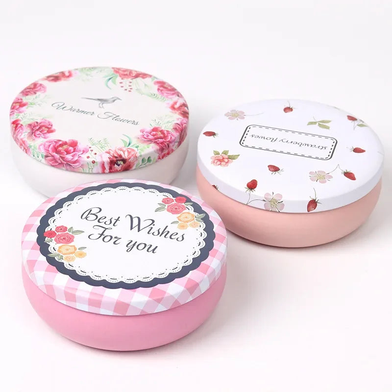 boîtes rondes métal fleurs vintage blanc beige macarons biscuits cadeaux préservation fraîcheur
