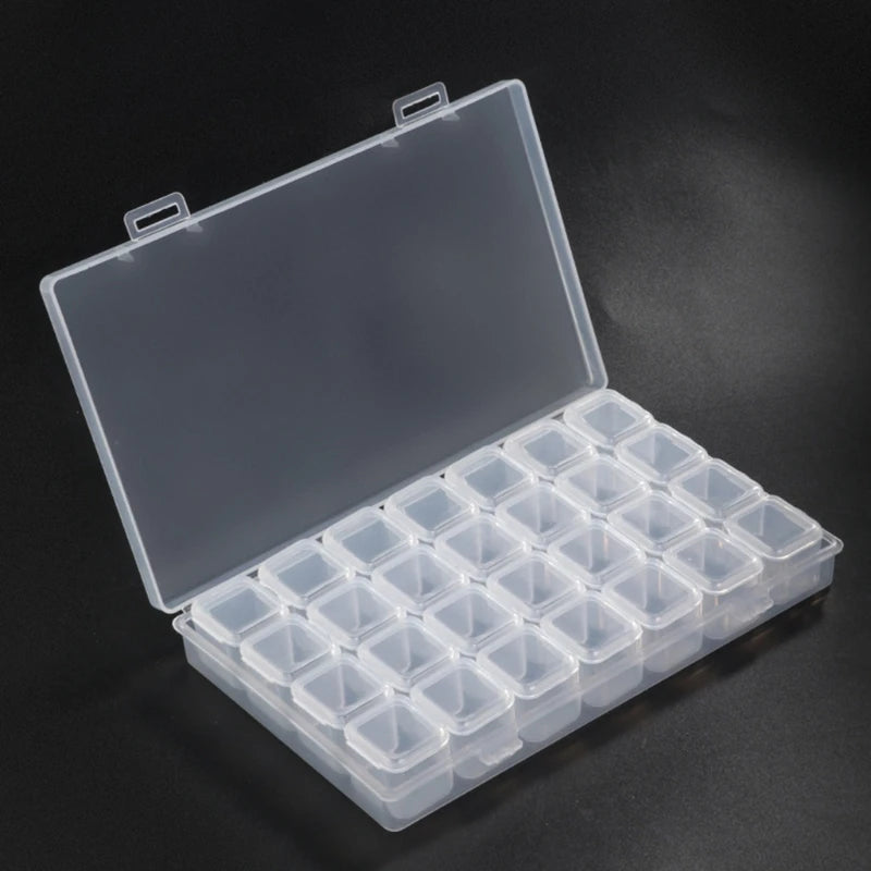 Boîte de rangement plastique utilisée pour organiser des bijoux
