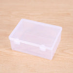 Boîte de rangement transparente rectangulaire rouge avec petits objets