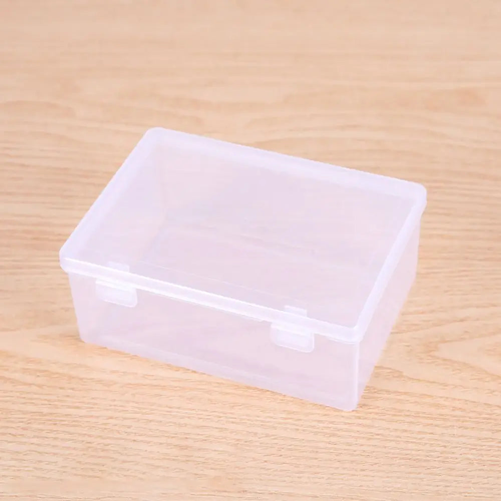 Boîte de rangement transparente rectangulaire rouge avec petits objets