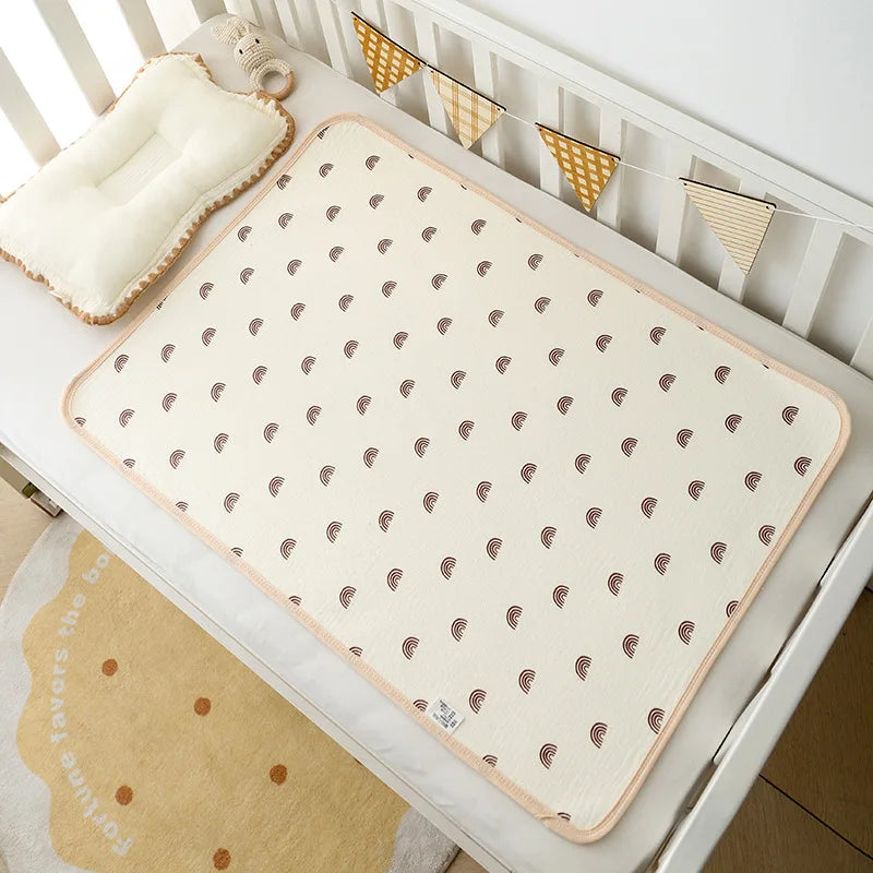 serviettes bébé imprimées visages coeurs beige enfantin couverture couches motifs décoratives