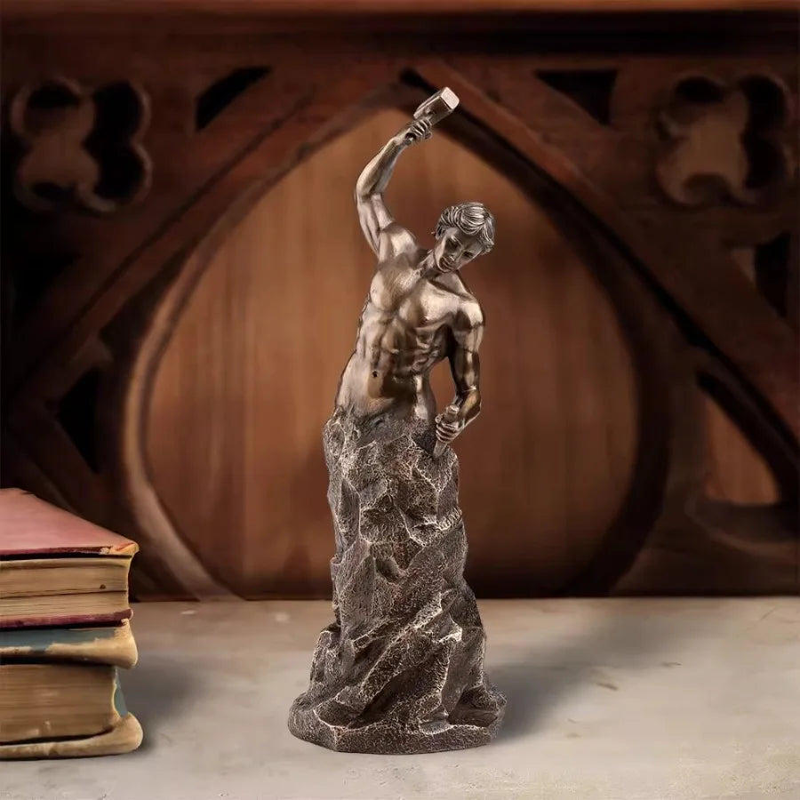 statue décorative bronze corps musclé base rocheuse classique mythologique homme marteau structure rocheuse