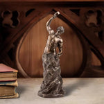 statue décorative bronze corps musclé base rocheuse classique mythologique homme marteau structure rocheuse
