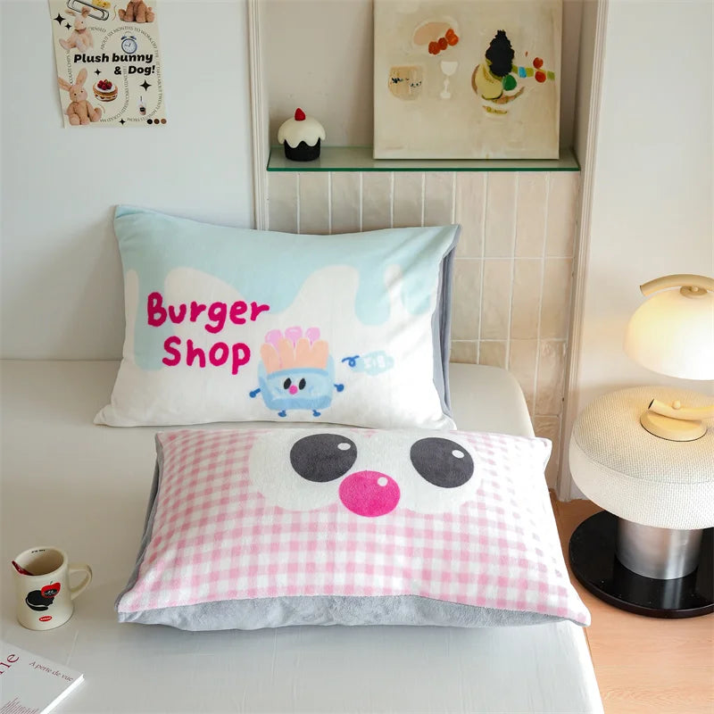 Coussin décoratif avec un motif d'hamburger et une émoticône souriante, créant une atmosphère chaleureuse et accueillante dans cette chambre.