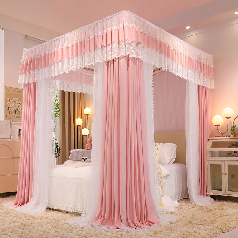Une chambre à coucher élégante et romantique avec un grand lit à baldaquin rose et blanc, donnant une impression de confort et de douceur.