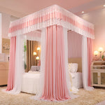 Une chambre à coucher élégante et romantique avec un grand lit à baldaquin rose et blanc, donnant une impression de confort et de douceur.