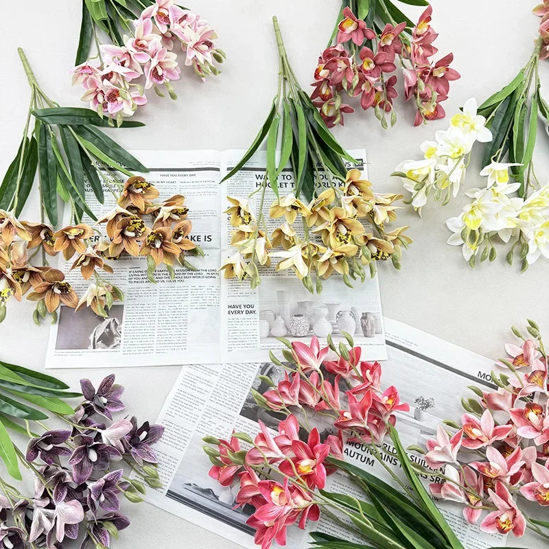 bouquet fleurs artificielles orchidées cymbidium roses blanches violettes jaunes décoration intérieure maison moderne minimaliste