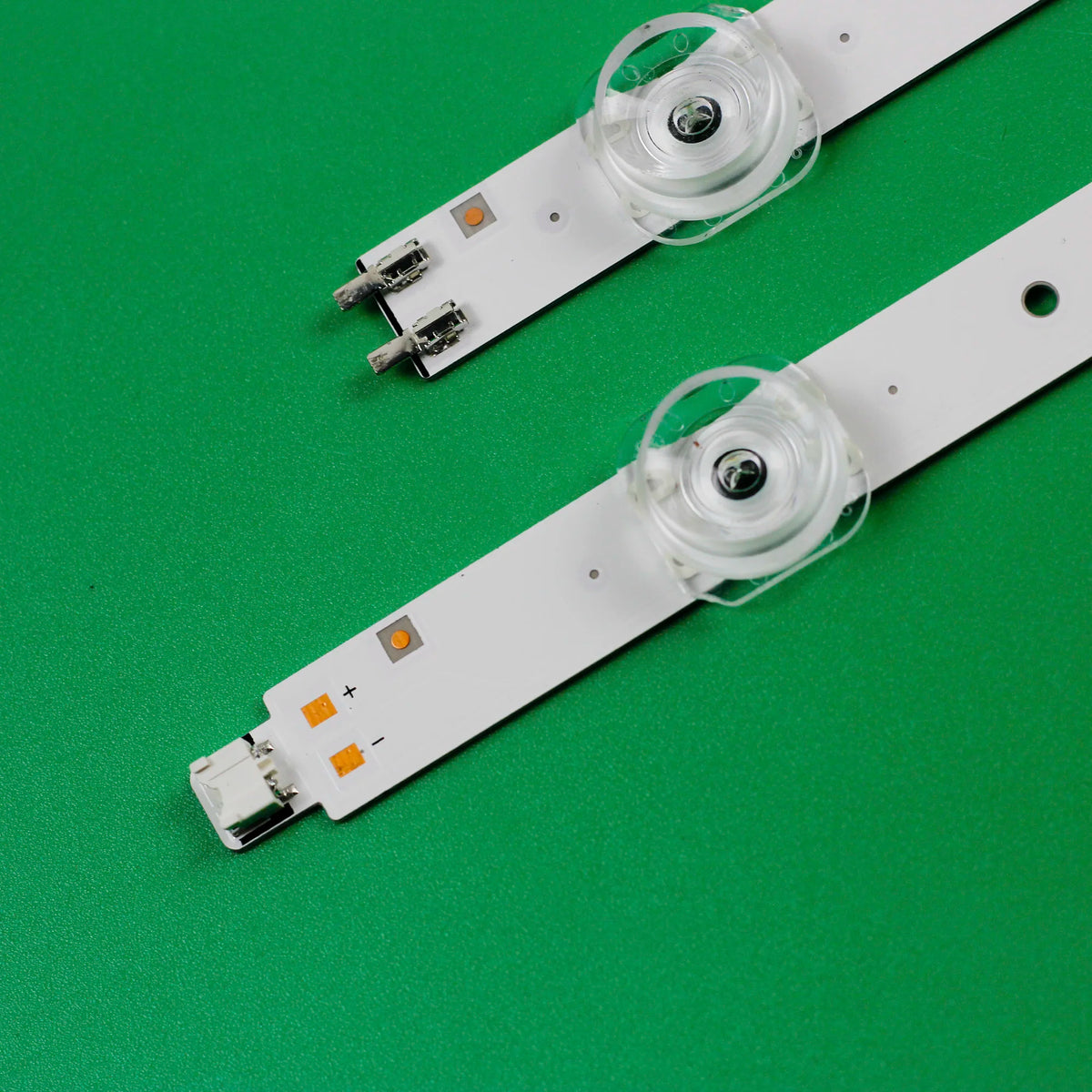 ruban led blanc adhésif moderne connecteurs électriques boutons commande