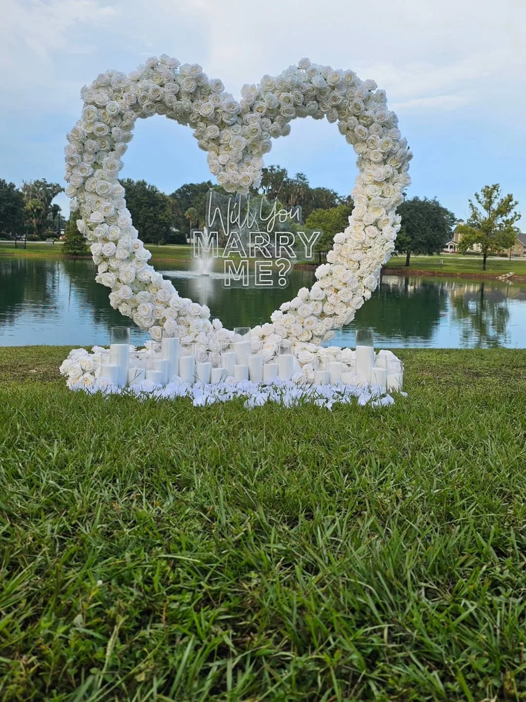 arche decorative coeur roses rouges blanches evenements anniversaires fete mariage deco romantique lettres lumineuses