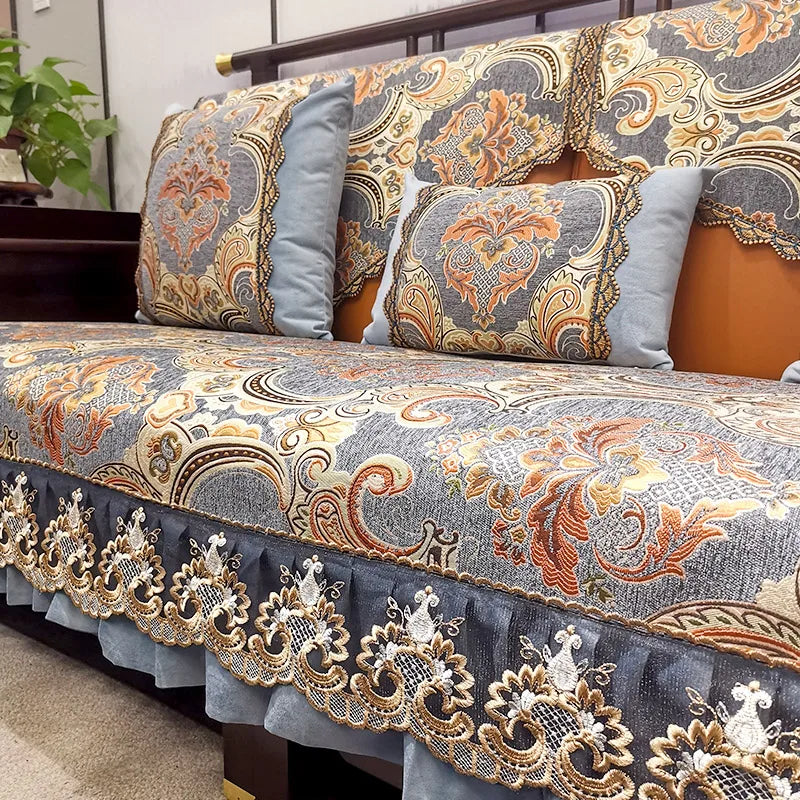 Couvre-lit élégant et détaillé, présentant un motif floral et cachemire dans des teintes gris, orange et blanc, avec des touches de couleurs vives et un look sophistiqué.