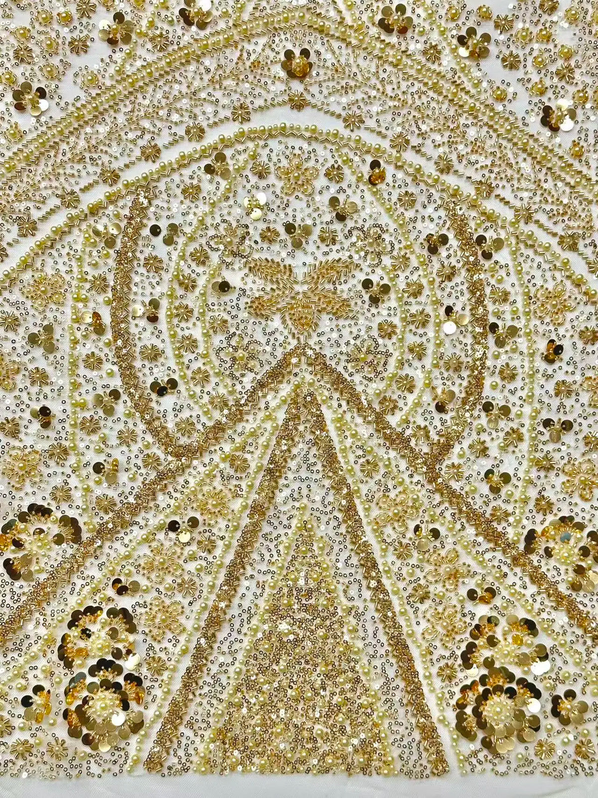 tissu décoratif vert olive noir doré rose pâle sequins motifs floraux broderie luxueux élégant