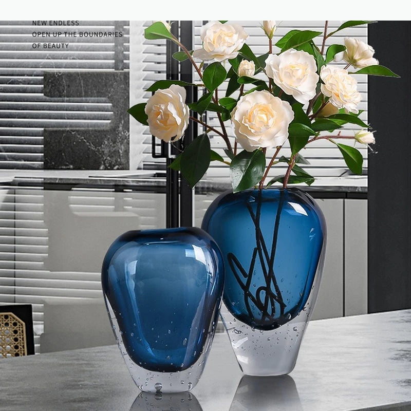 vase moderne transparent bleu foncé bulles fleurs artificielles feuilles bougie minimaliste