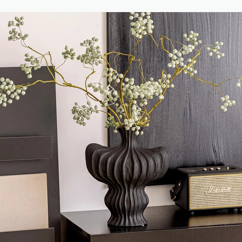 vase moderne céramique blanc noir rouge ondulé fleurs décoration intérieur salon