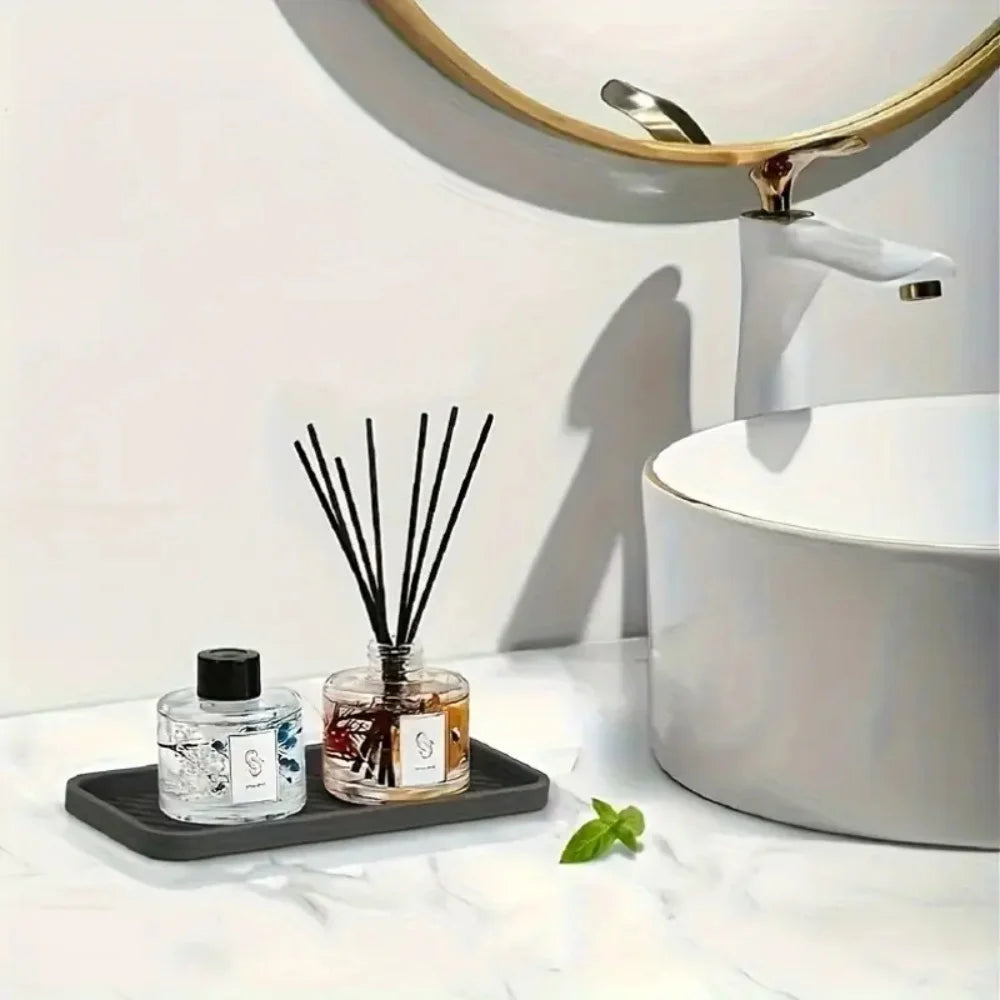 plateau rangement moderne noir blanc rayures diagonales distributeur savon gant toilette flacon parfum huiles