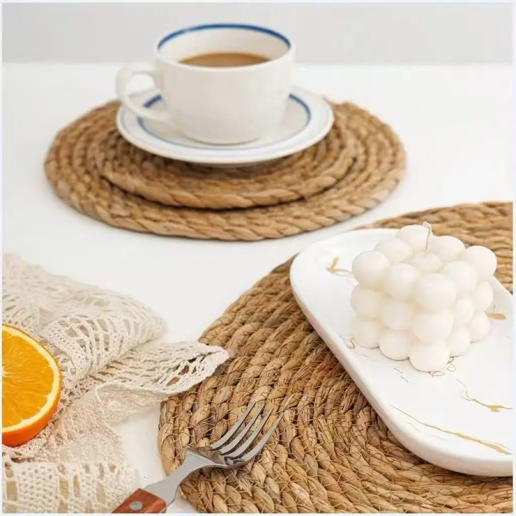 tapis table tissé rotin motifs concentriques couleur beige clair rustique naturel résistant chaleur