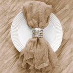 serviettes tissu polyester pliées gris rose vert texture ondulée clips métalliques classiques maison restaurant