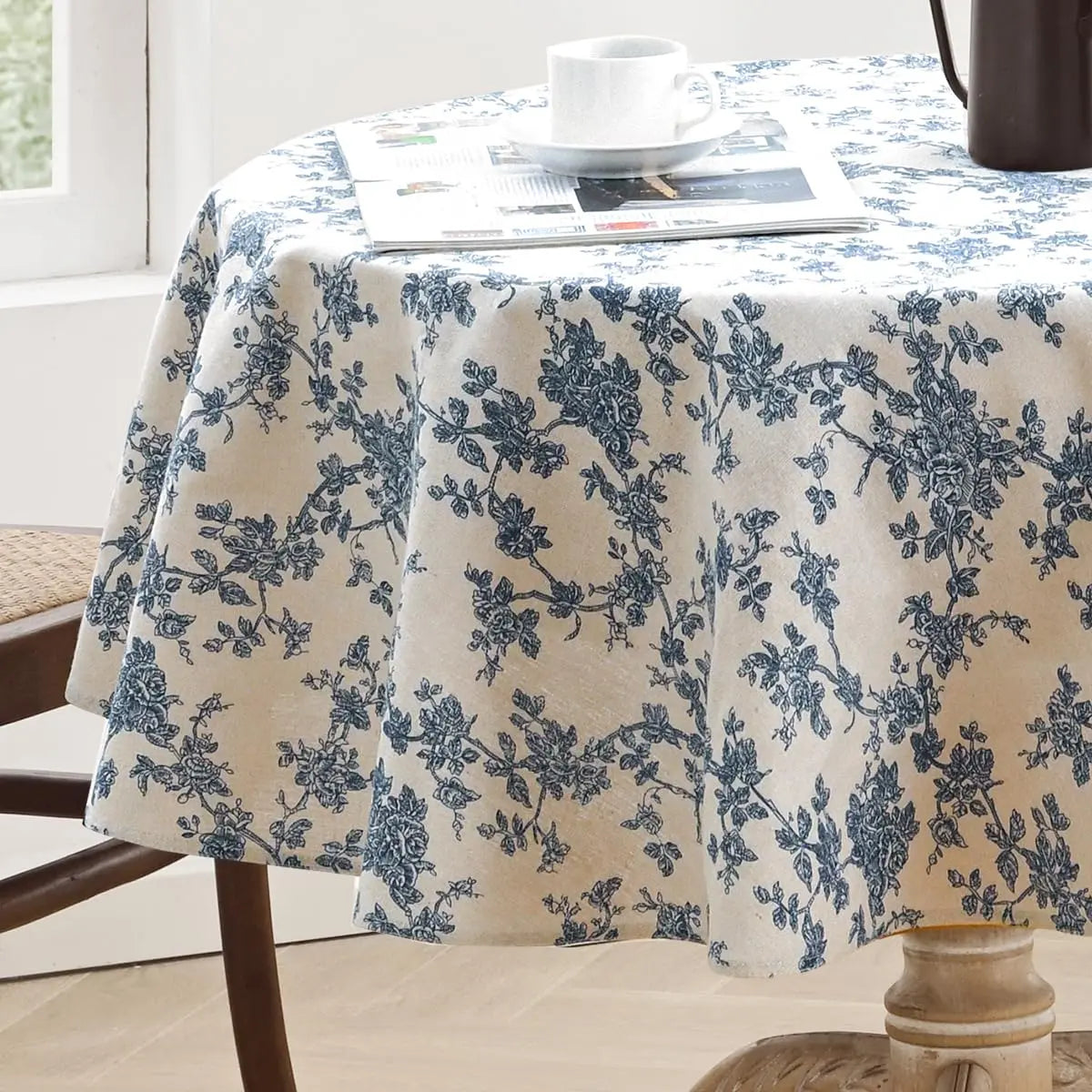 nappe ronde fleur bleue fond beige table classique mariage fêteextérieur