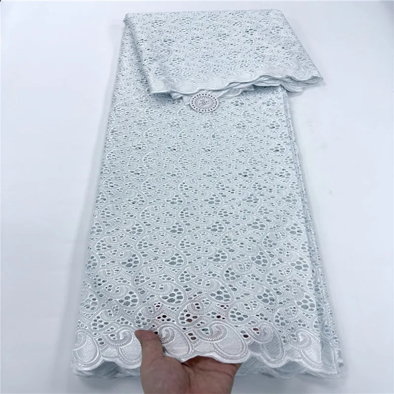 tissu dentelle coton blanc motifs floraux broderie strass robe couture luxe
