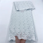 tissu dentelle coton blanc motifs floraux broderie strass robe couture luxe