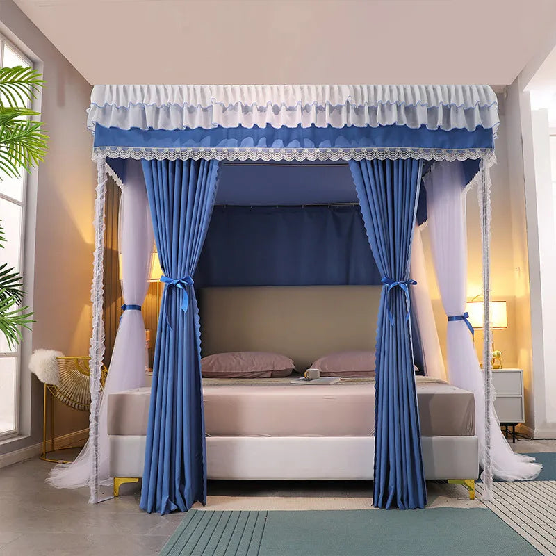 Un lit à baldaquin bleu et blanc, décoré avec soin, se trouve dans une chambre baignée de lumière naturelle.