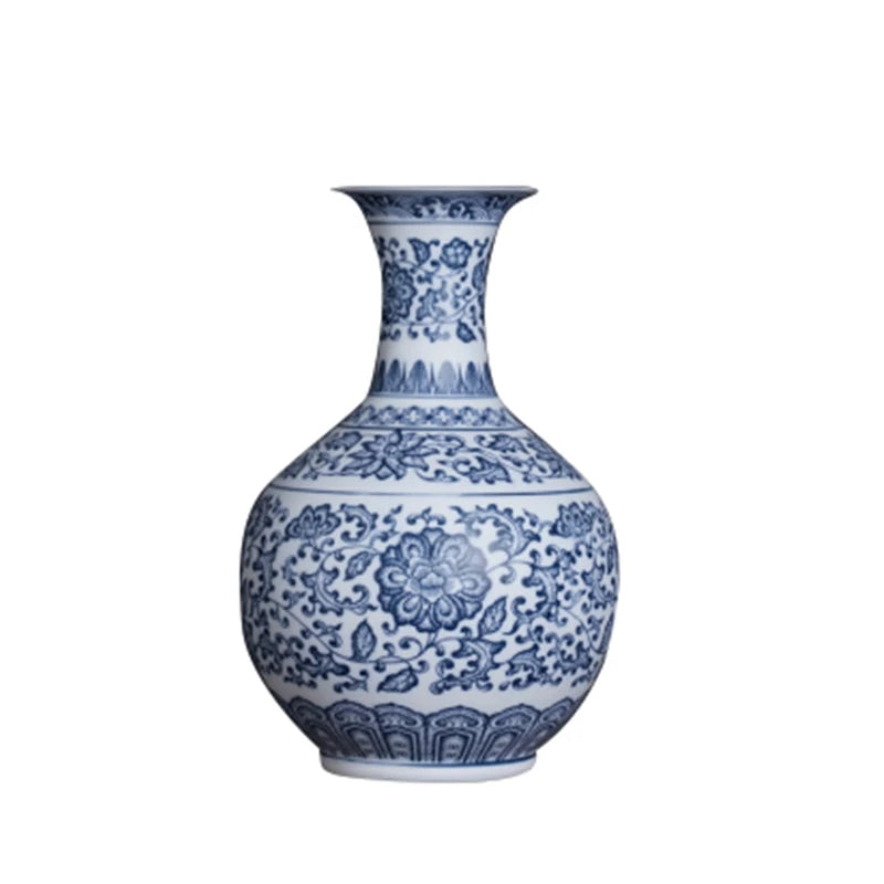 Vase décoratif en céramique bleu et blanc avec des motifs floraux complexes.