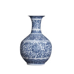 Vase décoratif en céramique bleu et blanc avec des motifs floraux complexes.
