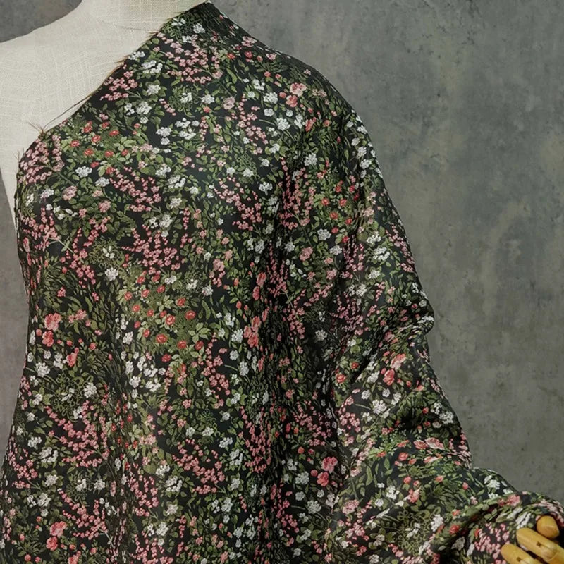 tissu imprimé fleurs noires roses blanches divers motifs coton polyester féminin romantique