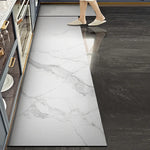 Le sol présente un motif de marbre blanc et de carrelage sombre, avec des pieds de personne marchant dessus reflétés dans la surface polie.