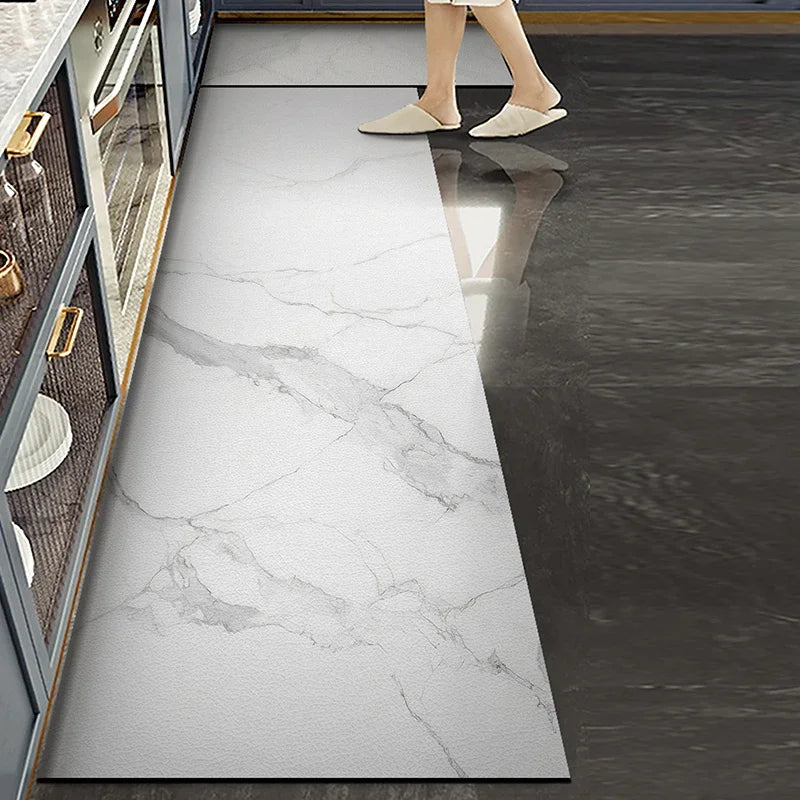 Le sol présente un motif de marbre blanc et de carrelage sombre, avec des pieds de personne marchant dessus reflétés dans la surface polie.