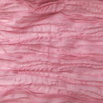 Texture plissée rose brillante avec des plis et des reflets lumineux.