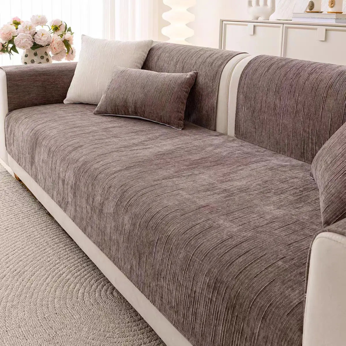 Canapé moelleux avec des cousins et des motifs texturés, dans un style élégant et raffiné.