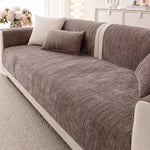 Canapé moelleux avec des cousins et des motifs texturés, dans un style élégant et raffiné.