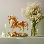 décoration moderne cheval transparent ambré or pièce d'or vase bougie plante verte table chambre