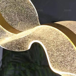 lampe suspendue contemporaine élégante blanc doré texture ondulée brillante chaînes facile chambre salon