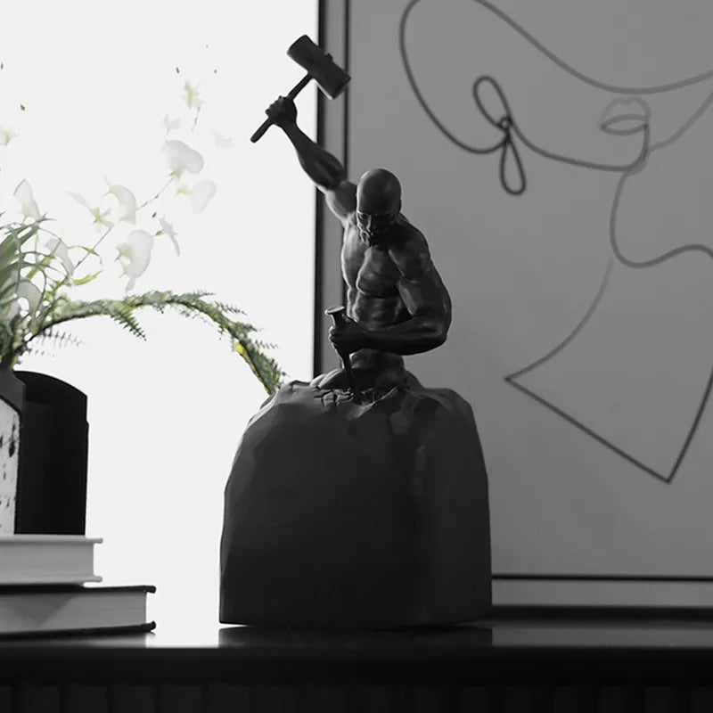 statuette homme marteau résine noir blanc moderne sculpture décorative maison salon