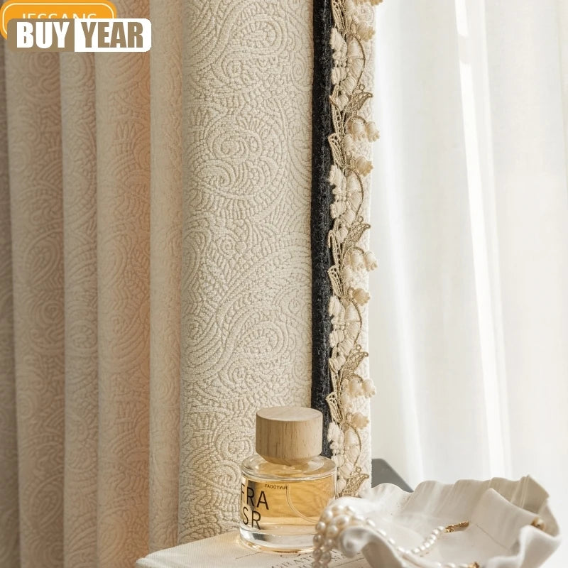 rideau beige noir motif floral brodé texture veloutée classique salon chambre fenêtre maison moderne