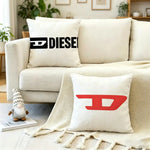 housse coussin blanche peluche courte logo noir canapé salon décoration intérieure moderne coton
