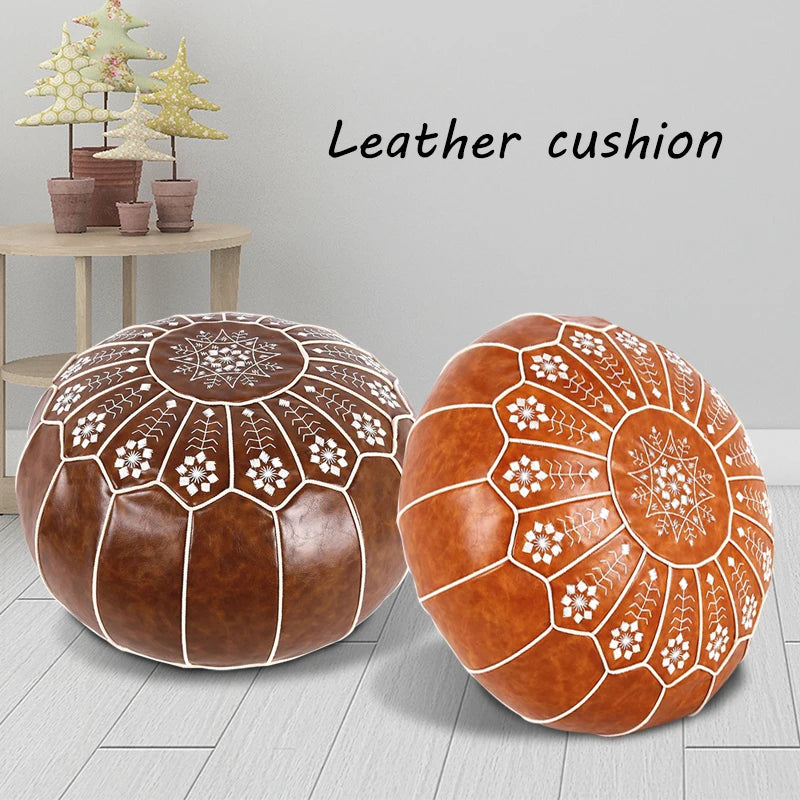 Pouf utilisé comme repose-pieds près d'un canapé beige