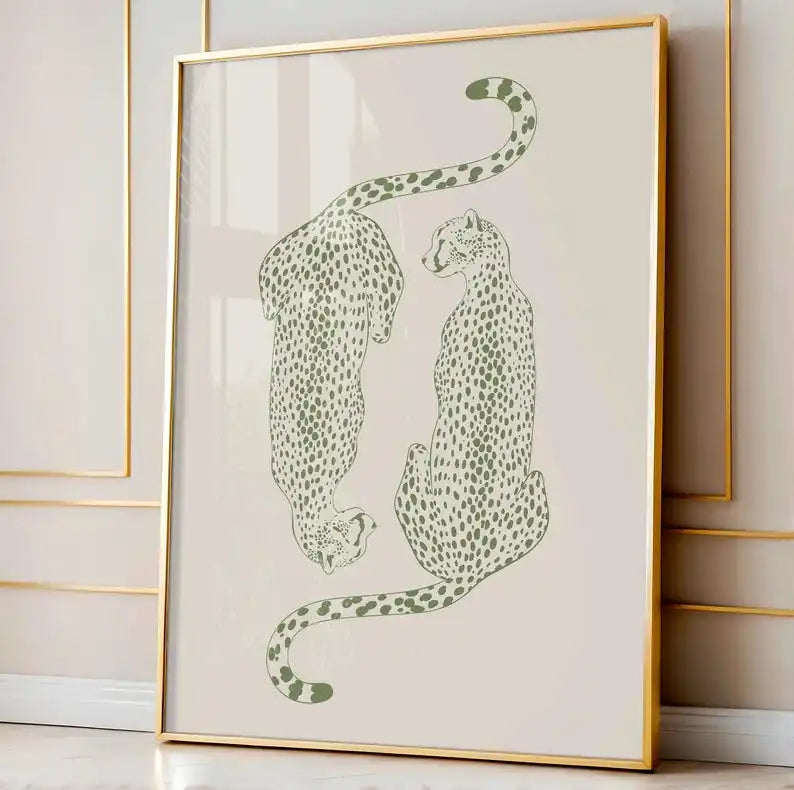 affiche moderne léopard toile encadrée bois verte table chaise plante tapis fenêtre